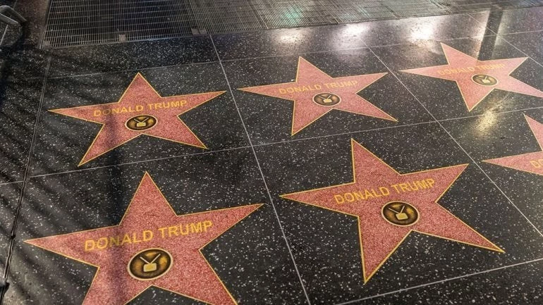Βανδάλισαν το αστέρι του Τραμπ στο Walk of Fame και αυτό… πολλαπλαστιάστηκε!